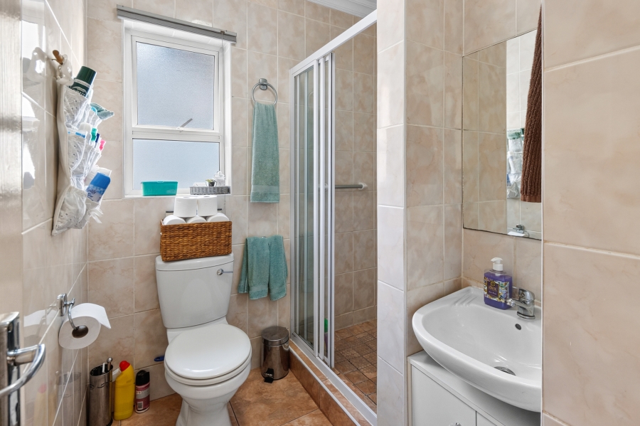 5 Bedroom Property for Sale in Mountainside Western Cape